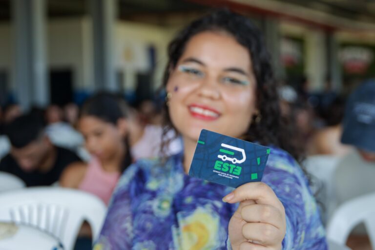 Estudiante muestra tarjeta correspondiente al Estímulo Social de Transporte.