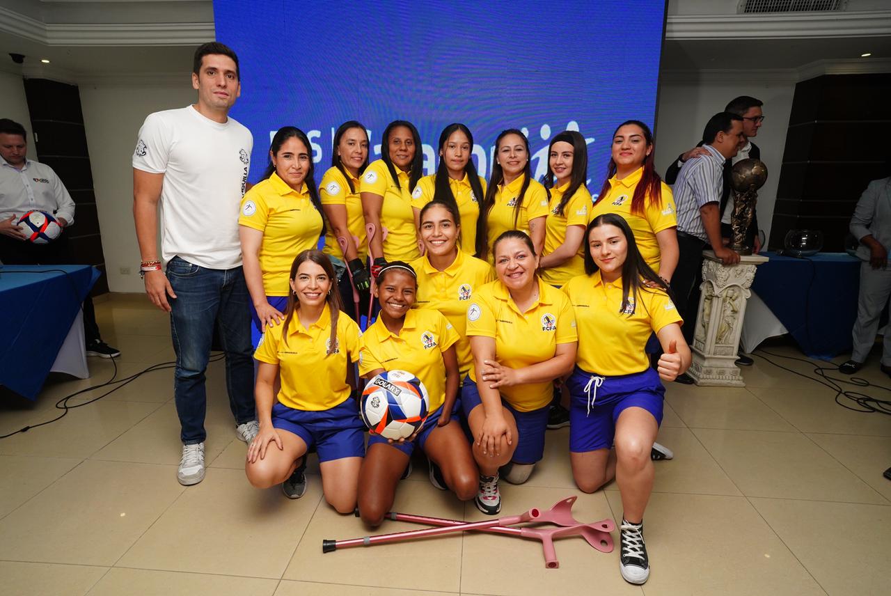 Daniel Trujillo junto a la selección femenina de futbol de amputados.