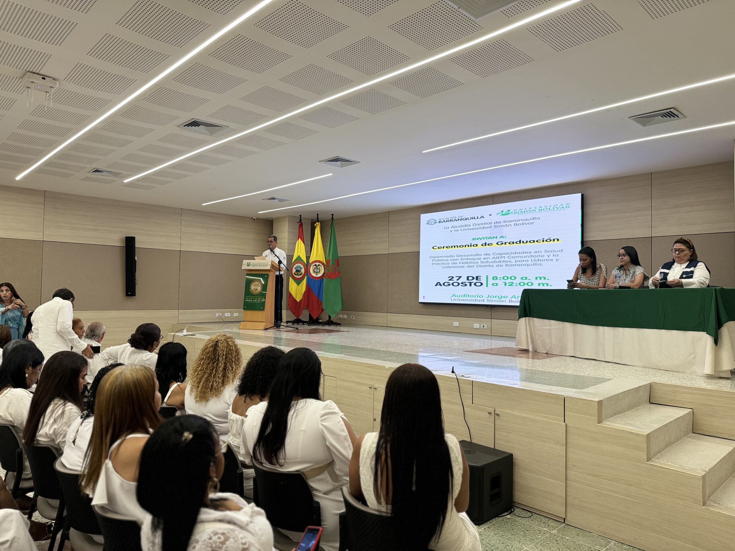 Líderes comunitarias en la graduación de Diplomado en el auditorio Jorge Artel.