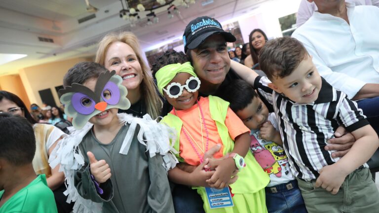 Alcalde Char y Patricia Vargas abrazando a niños.