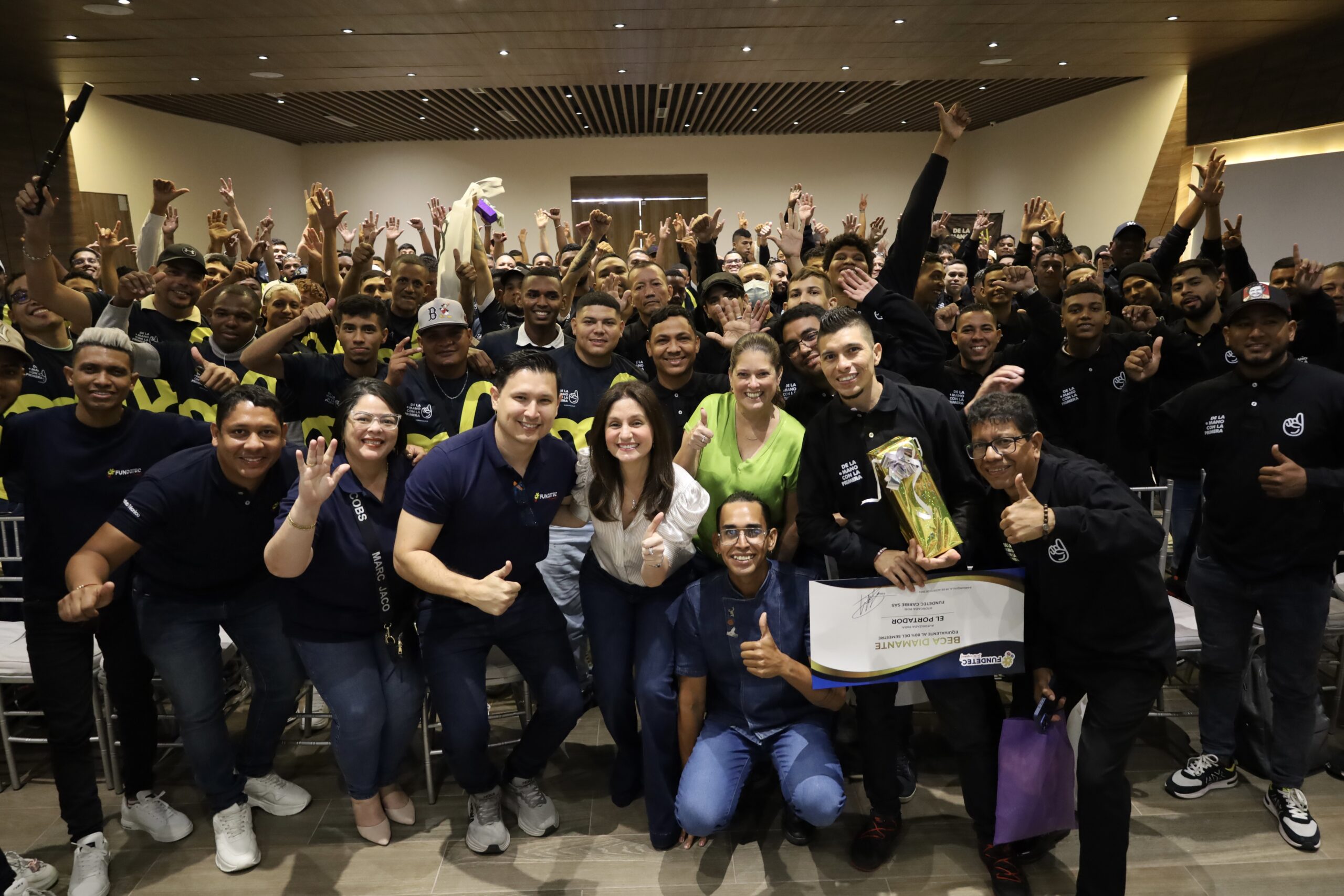 La Primera Dama, Katia Nule, la gerente de Desarrollo Social, María Eugenia Yunis, con participantes de un taller