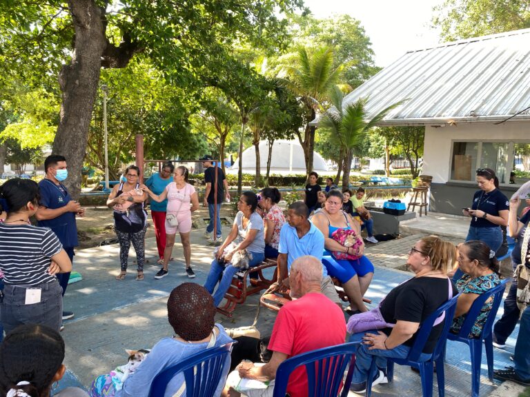 Grupo de personas participando en una jornada de esterilización animal en un parque.