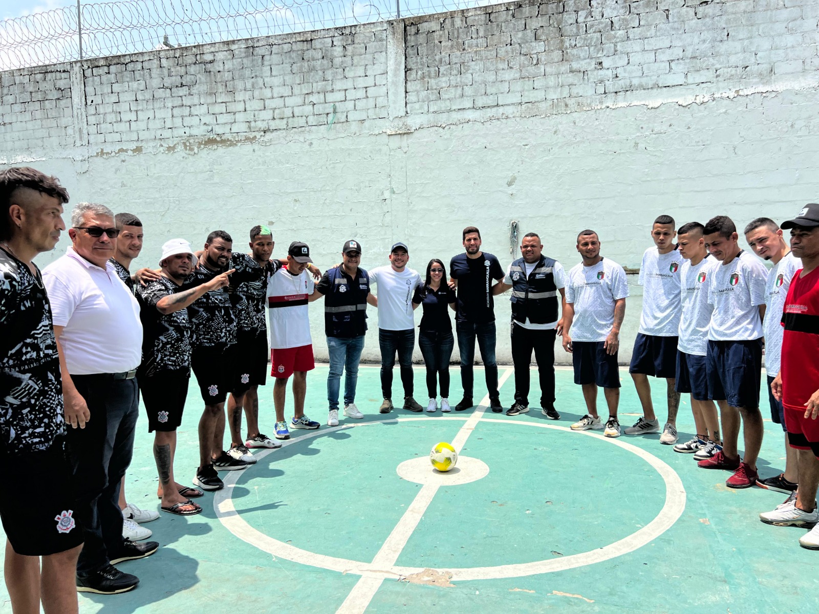 Secretarios de despacho y personas privadas de libertad en Centro El Bosque.