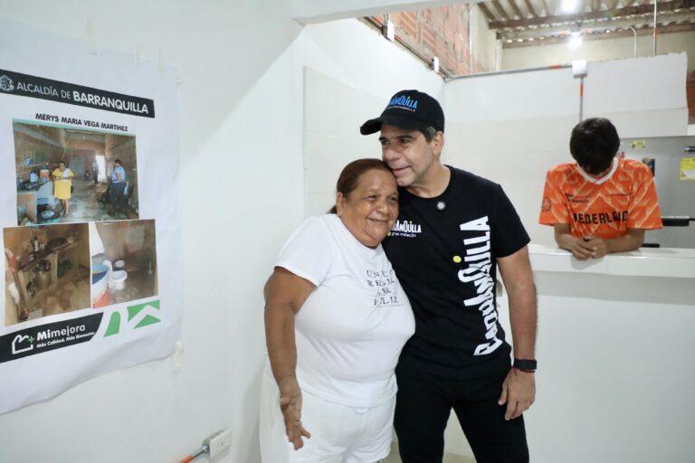 Alcalde Char abrazado con beneficiaria del programa Mi Mejora.