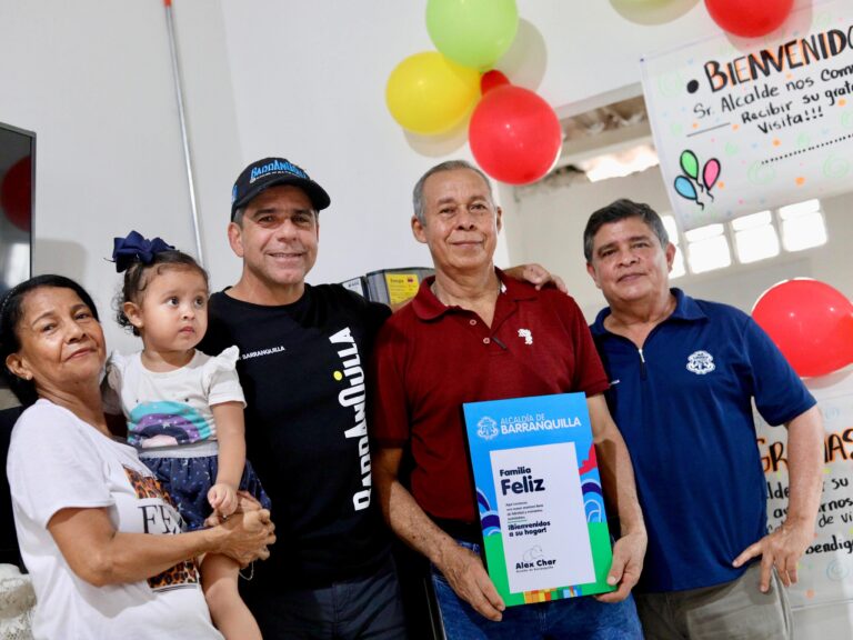 Alcalde Char, Rafael Lafont junto a beneficiarios de mejoramiento de vivienda.