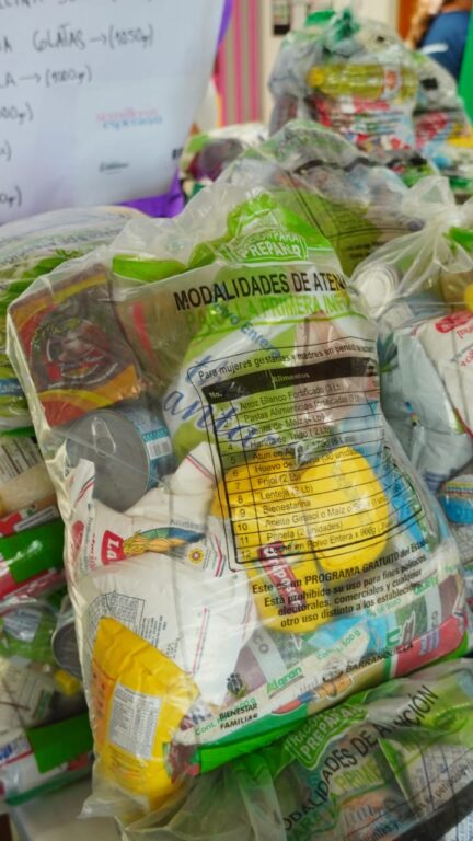 Bolsas con alimentos listas para la entrega de raciones alimentarias.