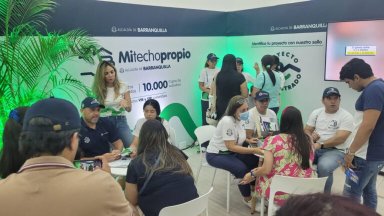 Grupo de personas reunidas evento 'Mi Techo Propio', programa de subsidio distrital.