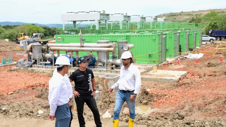 Alcalde Char junto a ingenieros en el relleno sanitario Los Pocitos.