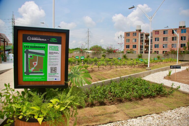 Cartel informativo en el jardín del Parque Productivo Las Gardenias.