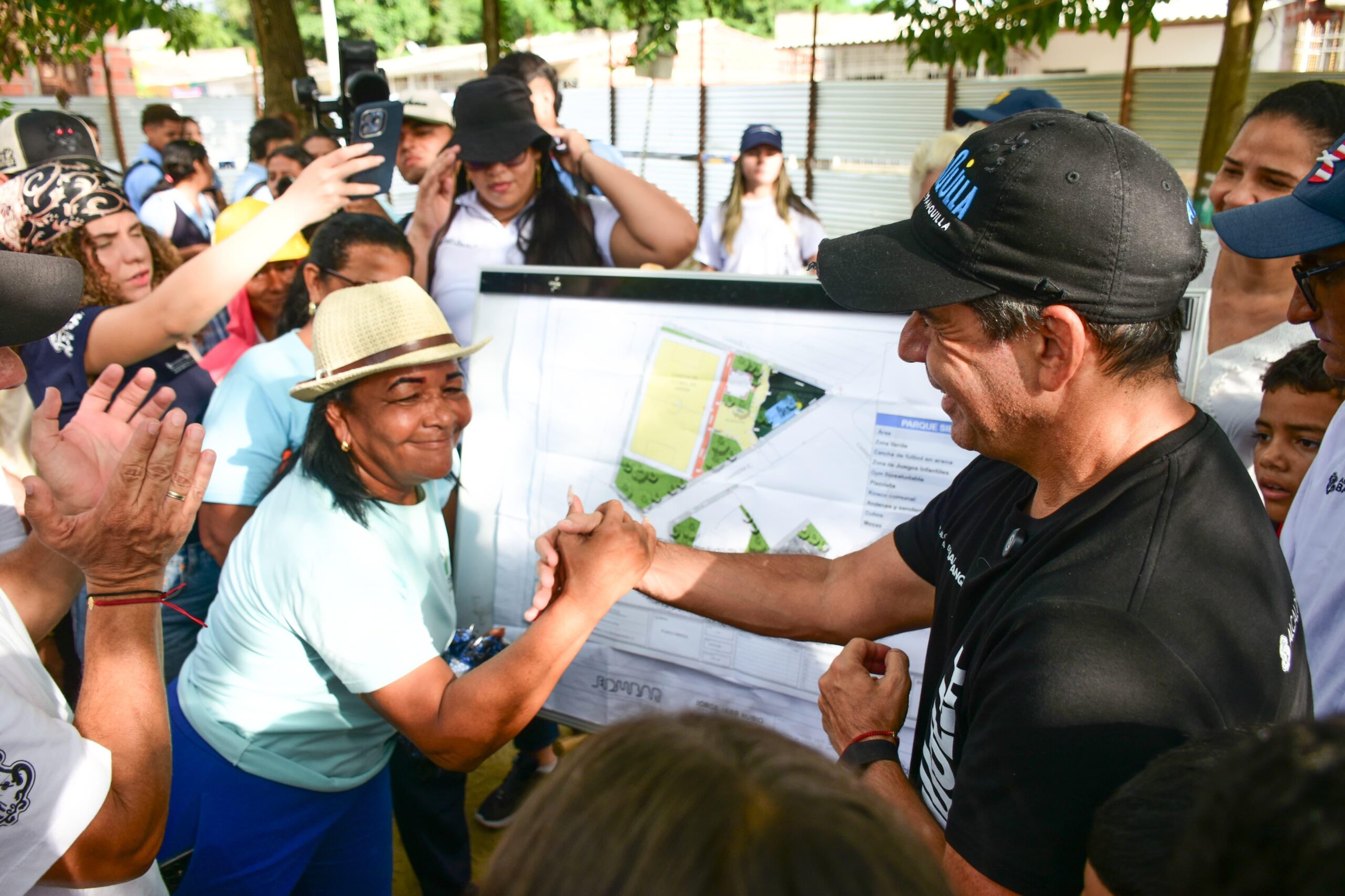 Alcalde estrecha mano a ciudadana durante visita a obras Parque Siete Bocas