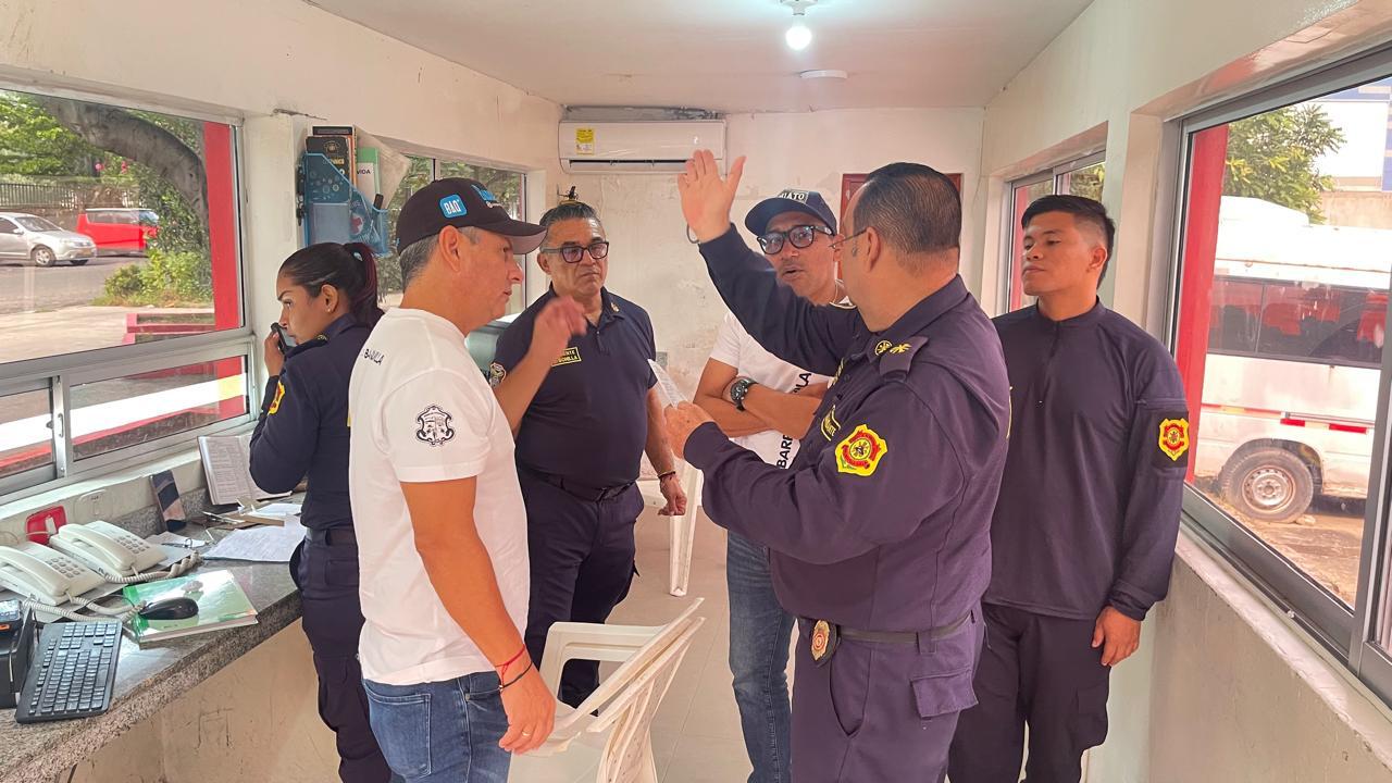 Grupo de personas reunidas hablando en la atención a las emergencias PMU.