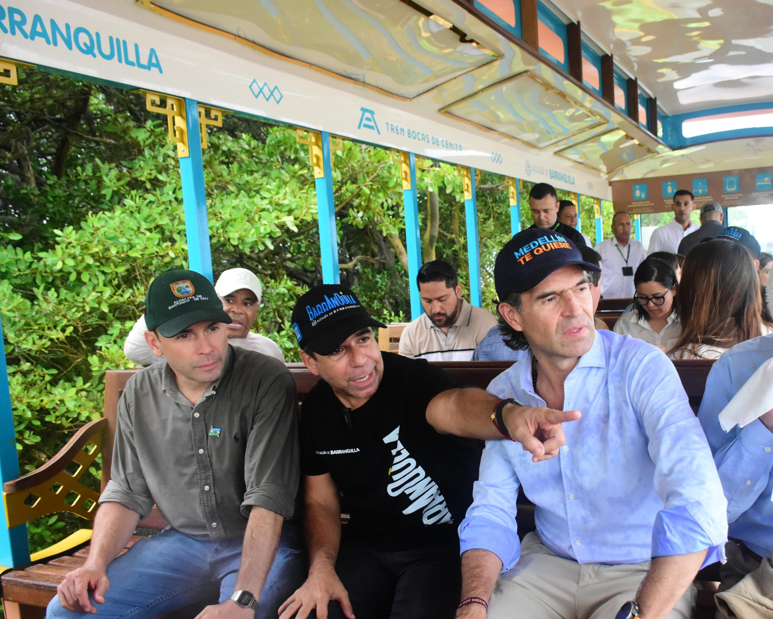 Alcalde Char mostrando obras exitosas a los alcaldes Federico Gutiérrez, de Medellín, y Alejandro Éder, de Cali.