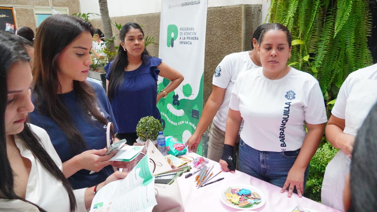 Madres trabajadoras recibiendo información de la Sala Amiga de Lactancia Materna