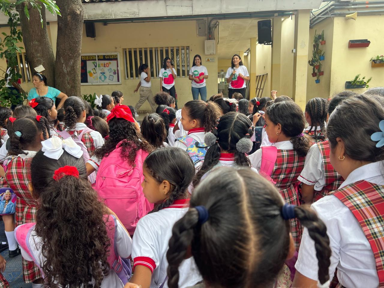 Grupo de estudiantes recibiendo capacitación en salud mental a traves de la estrategia Chatlemos