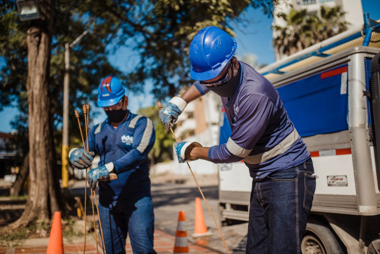 Operarios de Triple A realizando sondeo de alcantarillado