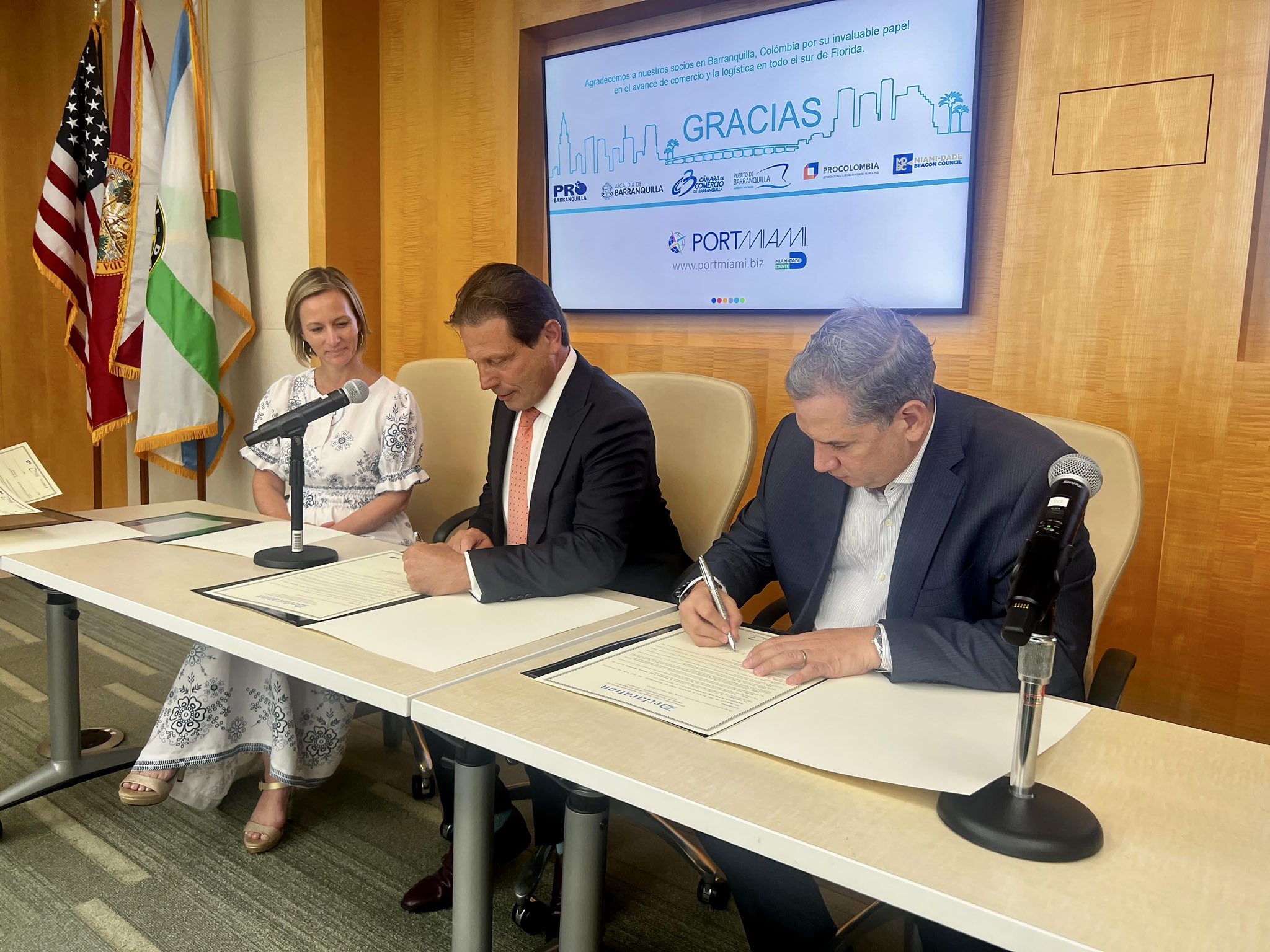 Presidente del Puerto de Barranquilla, Andrés Osorio firmando acuerdo.