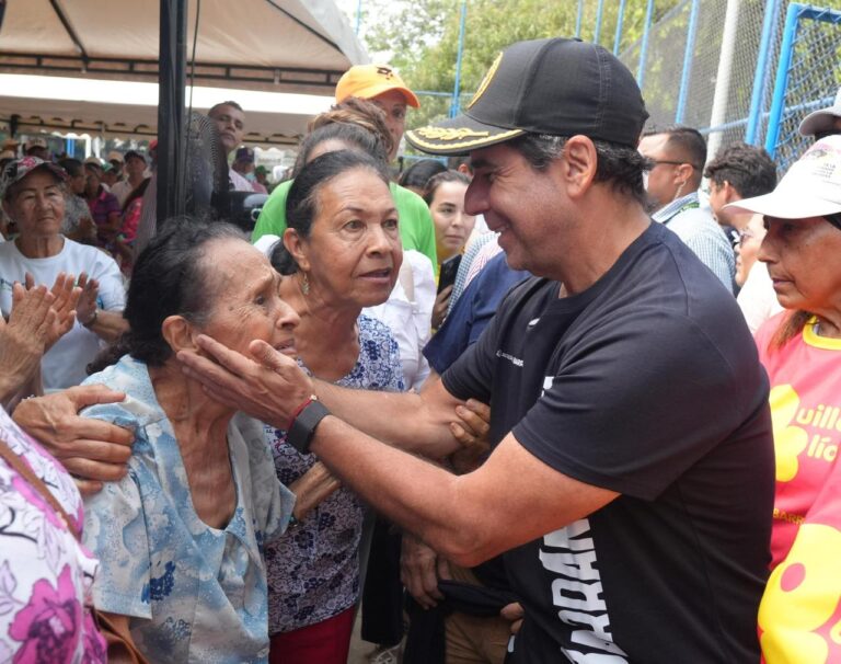 Alcalde Char abraza a mujer mayor en evento.