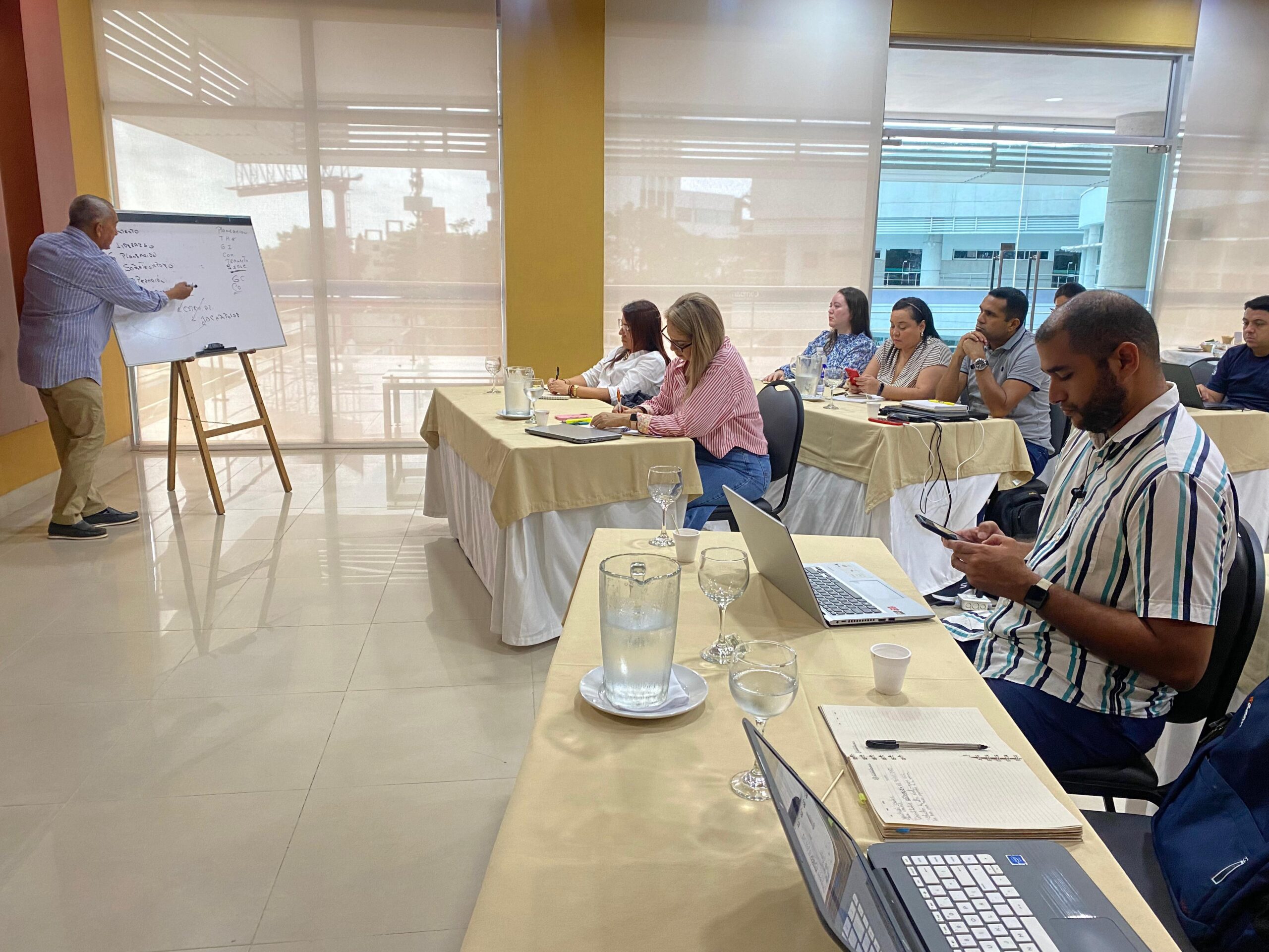 Grupo de agentes de cambio en capacitación como auditores