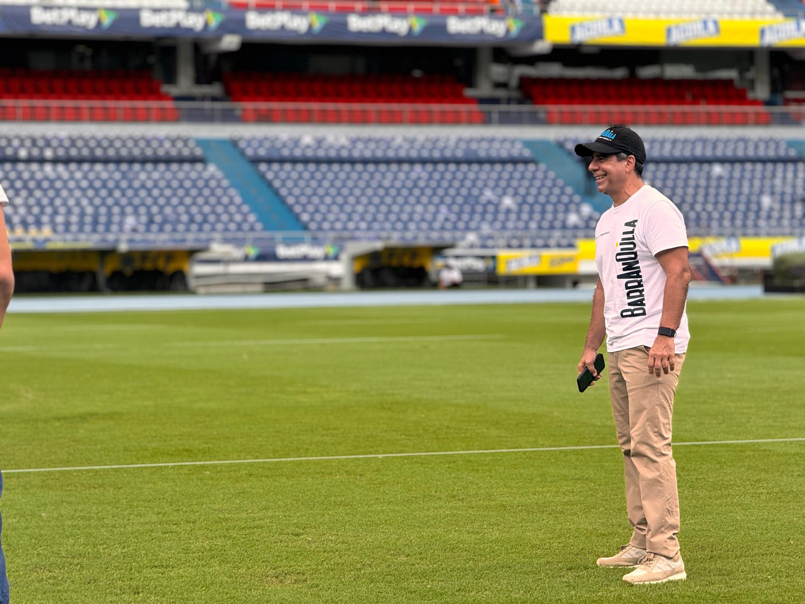 Alcalde Char en el césped del estadio Metropolitano.