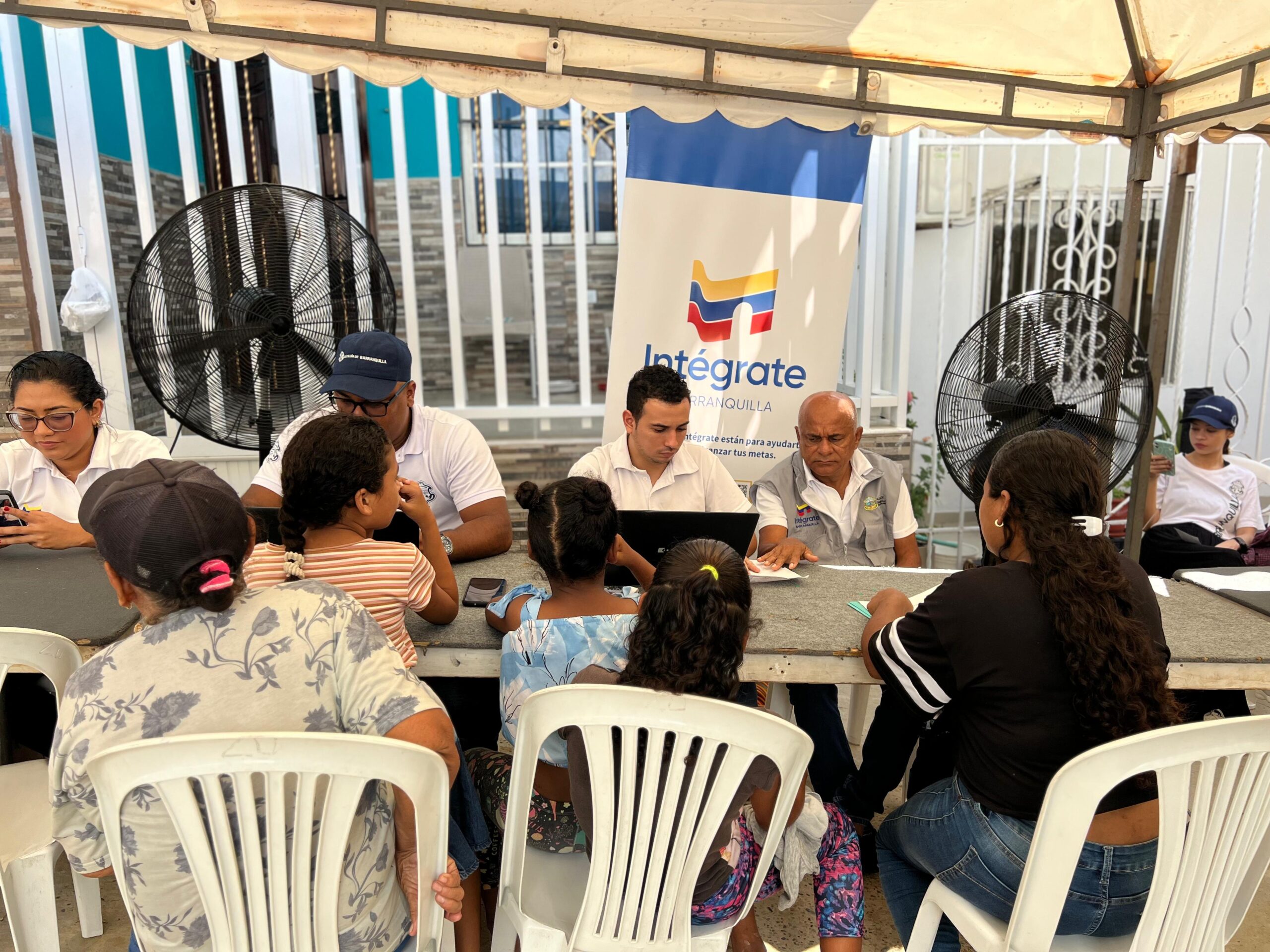 Grupo de personas en brigada de atención a población migrante.