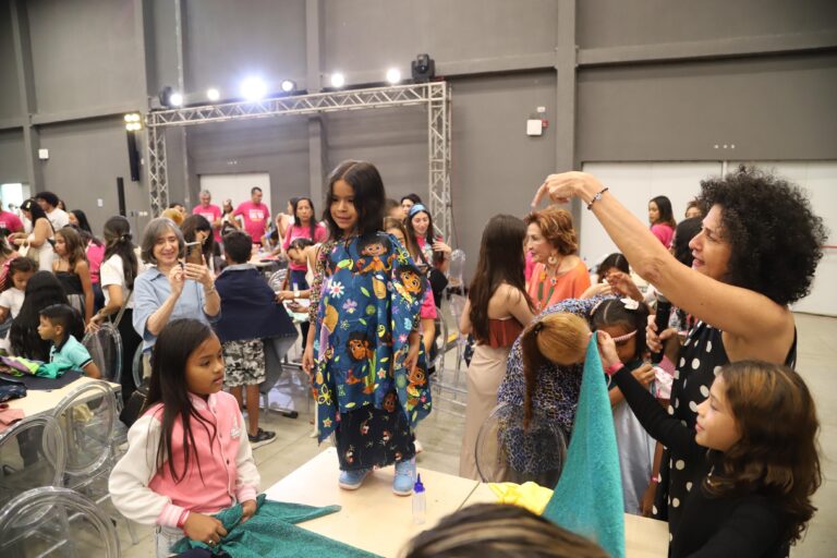 Grupo de niños creando diseños evento Barranquilla es Moda, acompañado por Judy Jazbún.