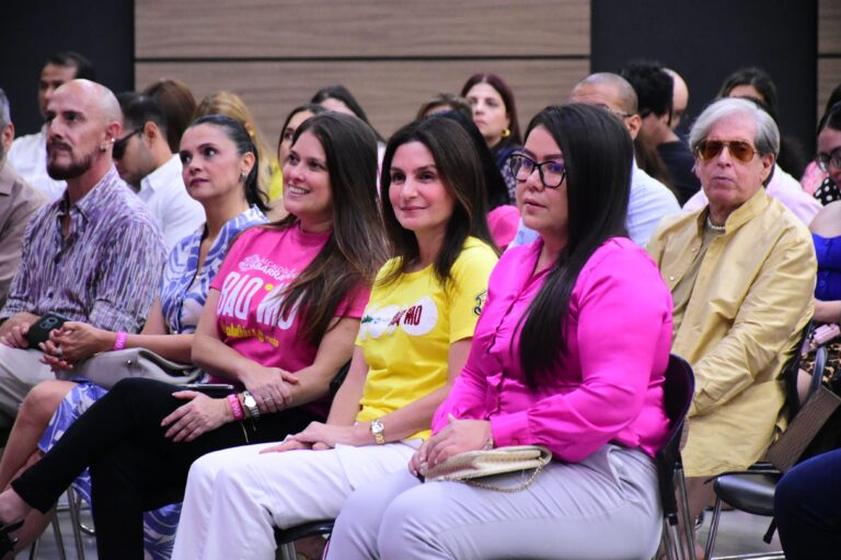 Katia Nule, Madelaine Certain y grupo de personas durante el evento Barranquilla es Moda