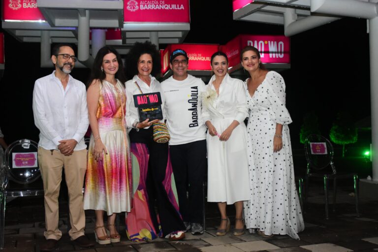 Alcalde Char, Katia Nule, Judy Hazbún, junto a personas en Barranquilla es Moda.