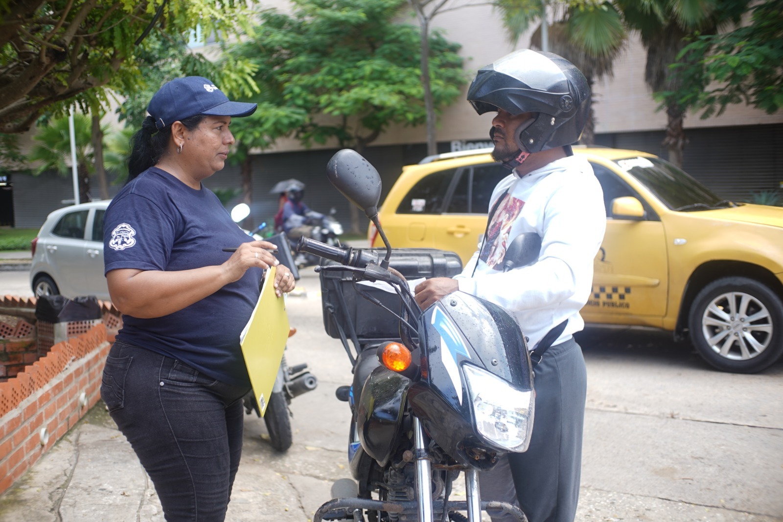 Funcionaria de la Alcaldía de Barranquilla socializando con ciudadano cambio de sentido vial