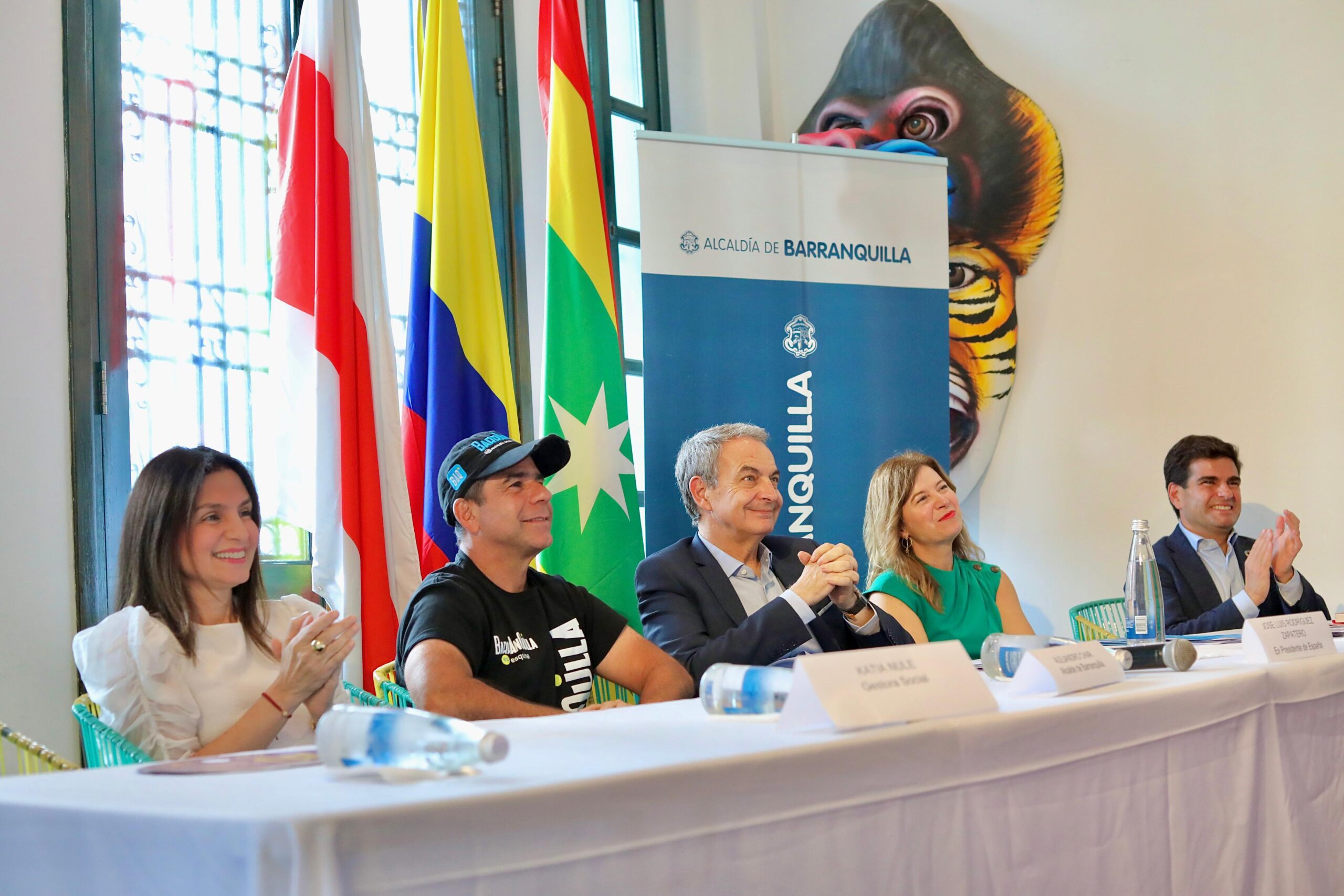 Alcalde Char, Katia Nule, José Rodríguez Zapatero, Bibiana Aido, y Vicente Ortega, sentados en una mesa.