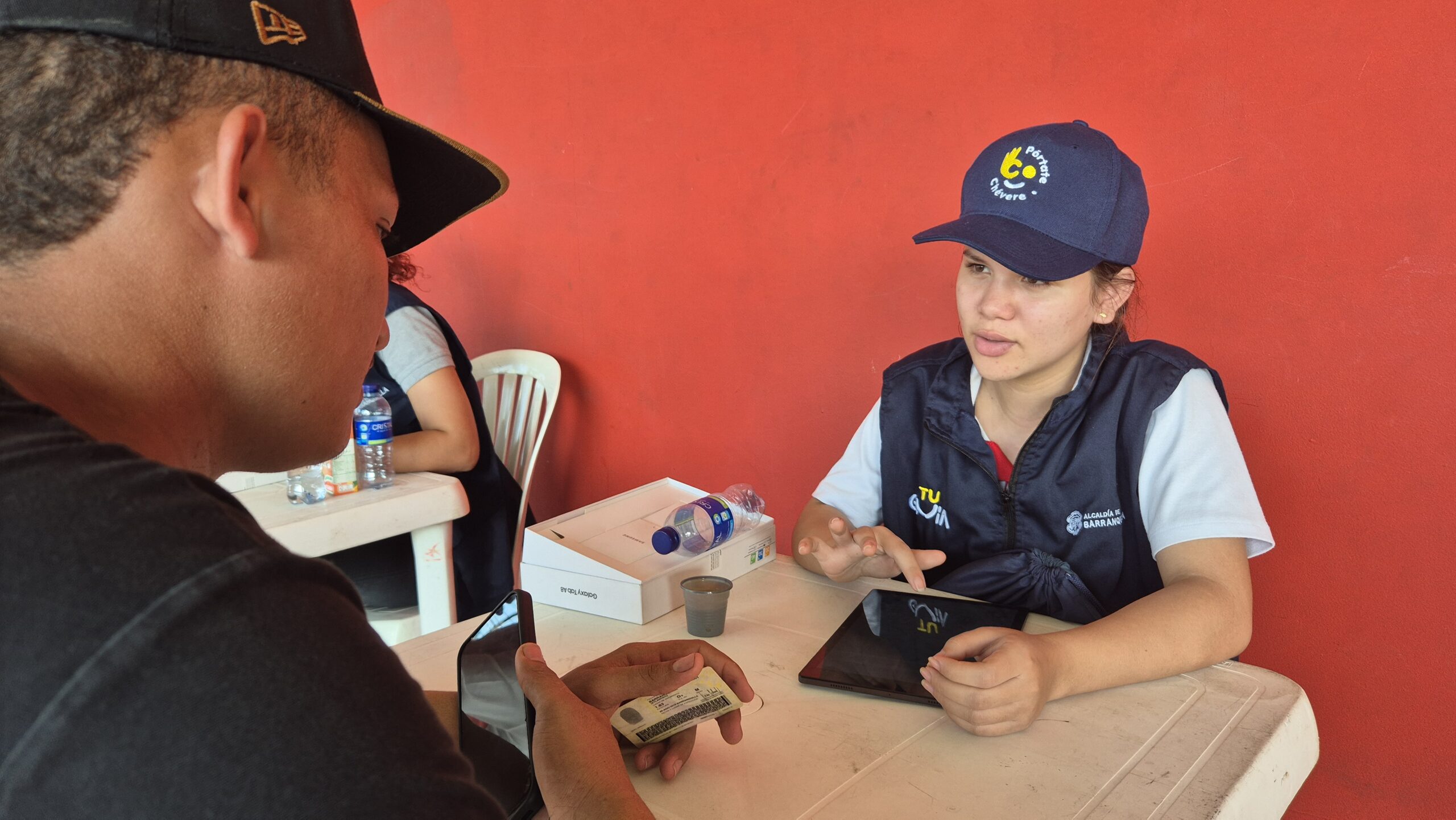 Funcionaria de la Alcaldía de Barranquilla realizando censo a reciclador.