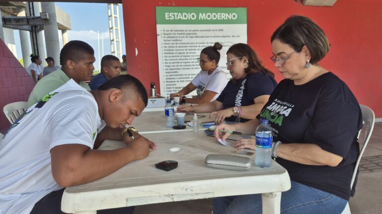 Funcionarias de la Alcaldía de Barranquilla realizando censo a recicladores.