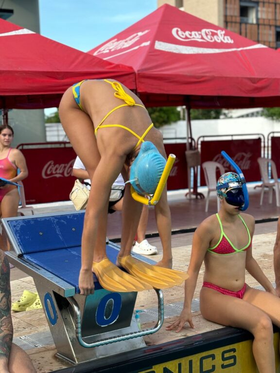 Competidora en piscina en la Copa Mundial de Apnea y Natación con Aletas.