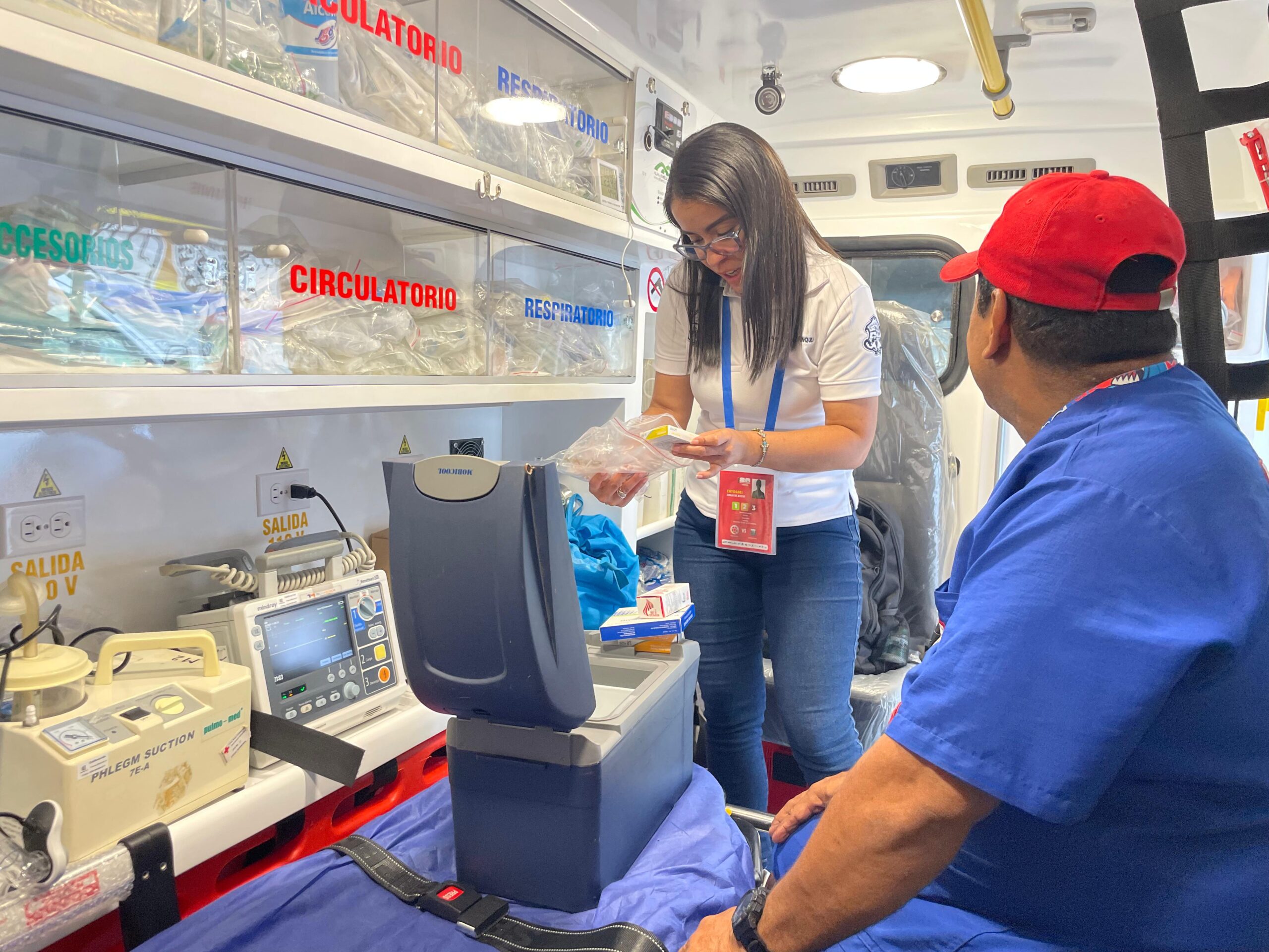 Stephanie Araújo revisando implementos en una ambulancia