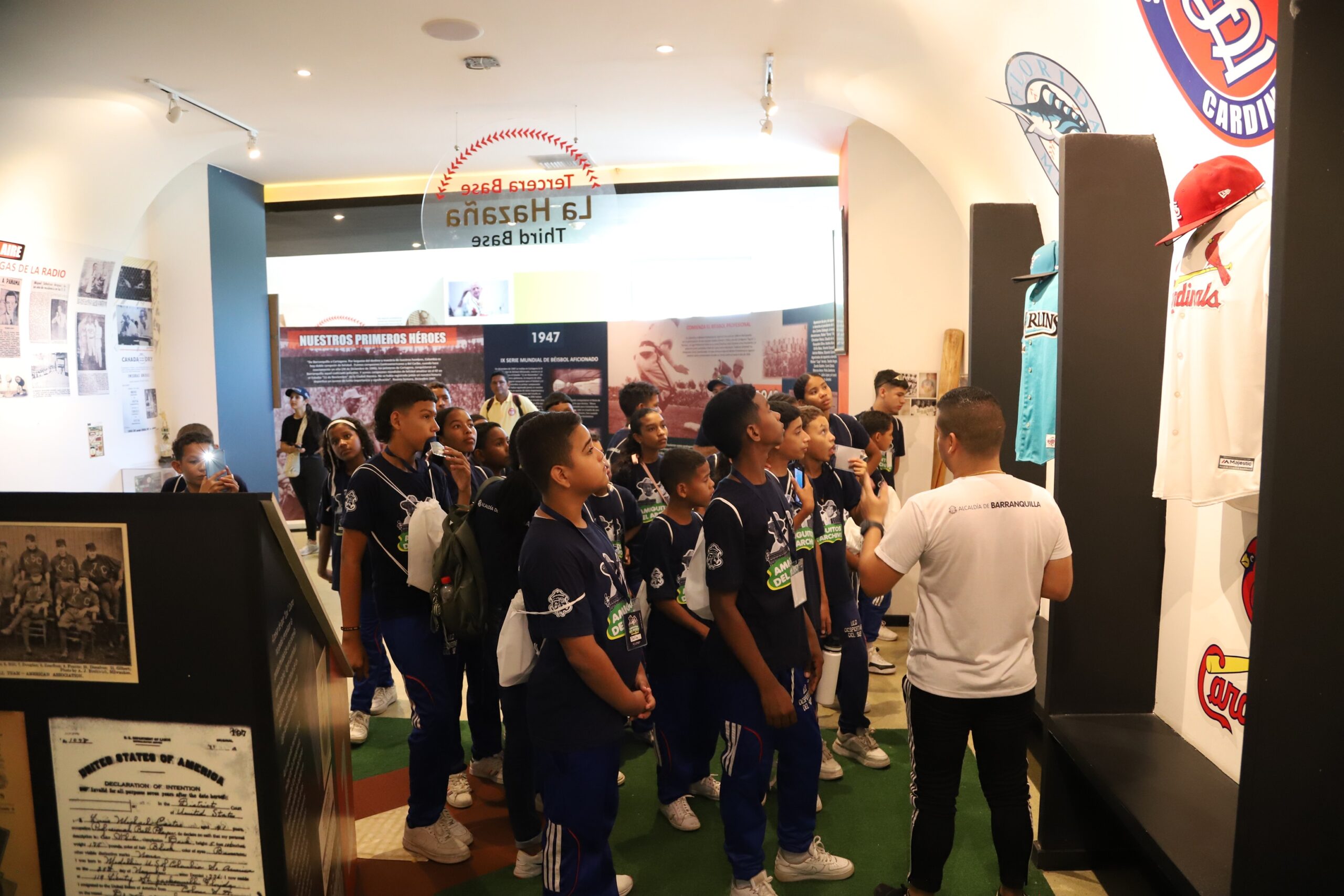 Estudiantes observando exhibición deportiva en el diplomado de Archivo de Historia para niños.