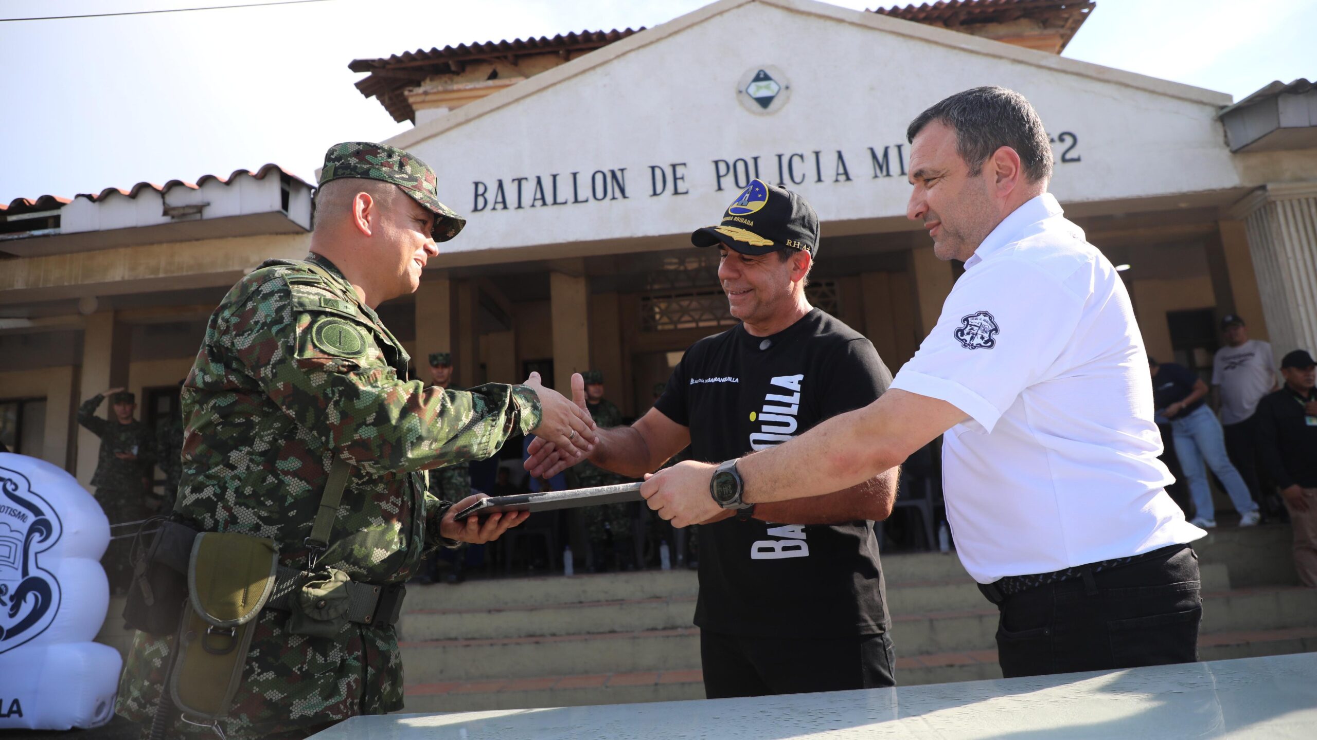 Alcalde Char, Yesid Turbay y coronel Óscar Ocampo estrechando mano.