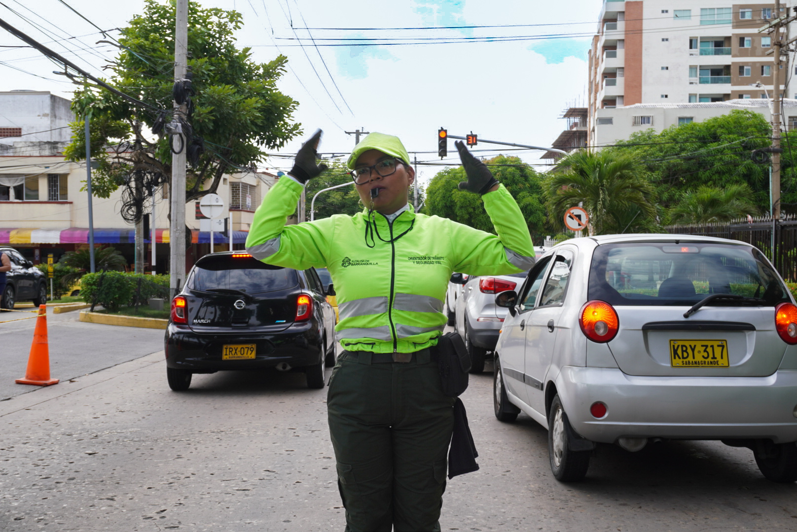 orientadora regulando el trafico de vehiculos particulares