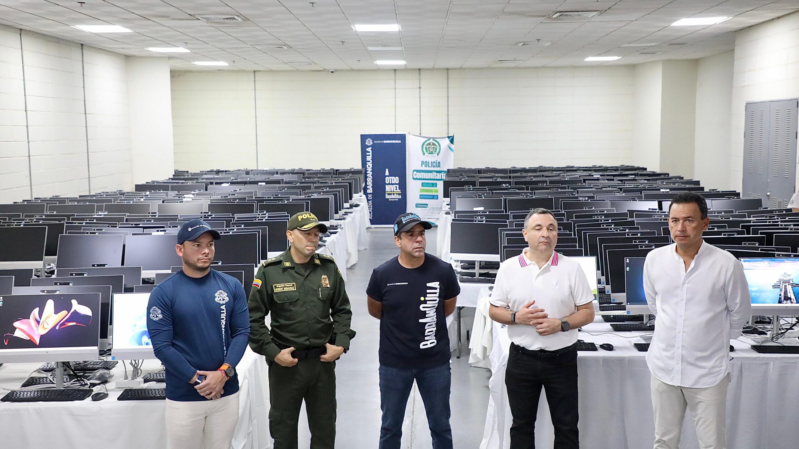 Alcalde Char, Nelson Patrón, Yesid Turbay y BG Herbert Benavidez, en entrega de computadores