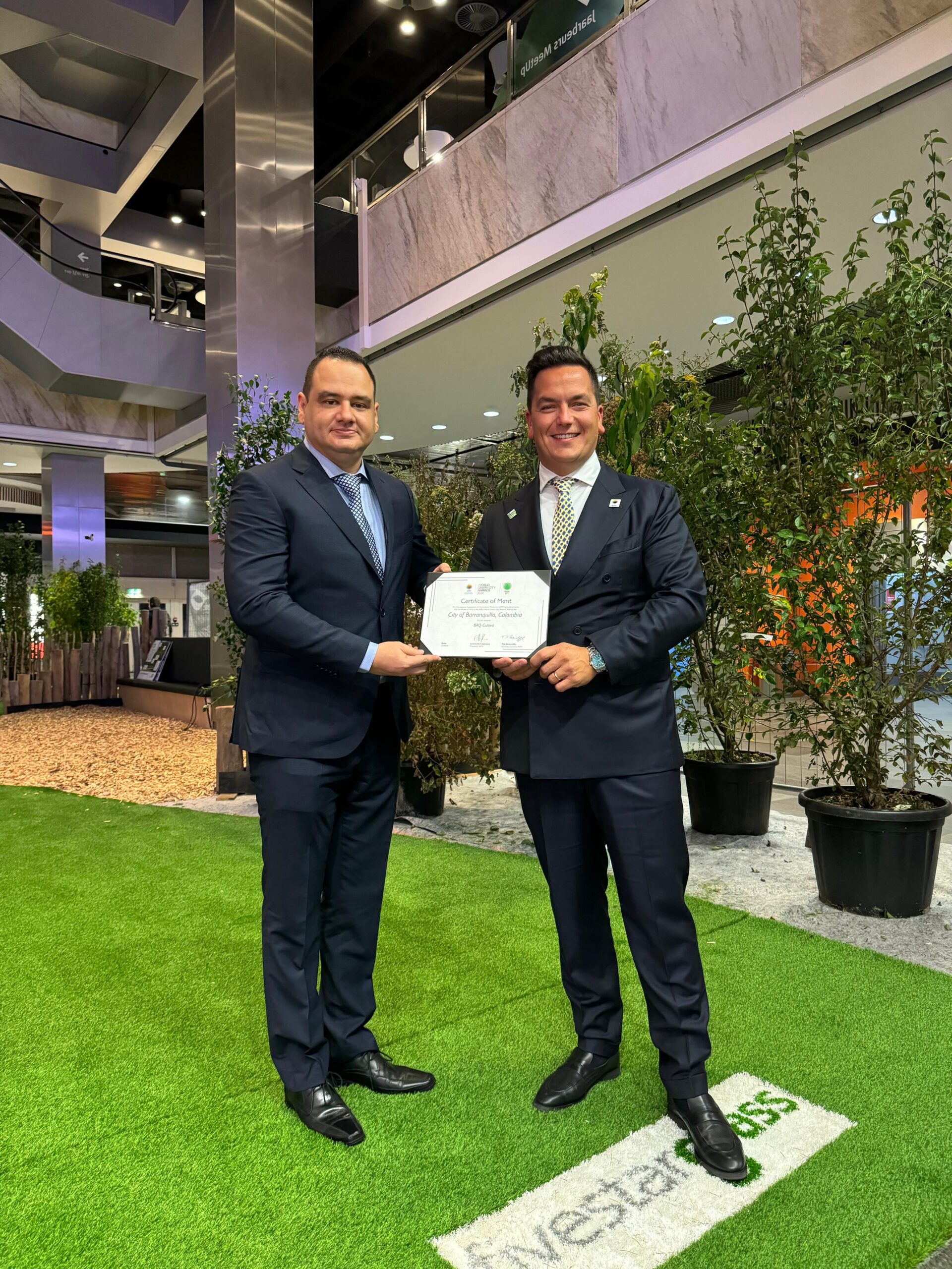 Sergio Ramírez recibiendo reconocimiento durante el Congreso Mundial de Ciudades Verdes.