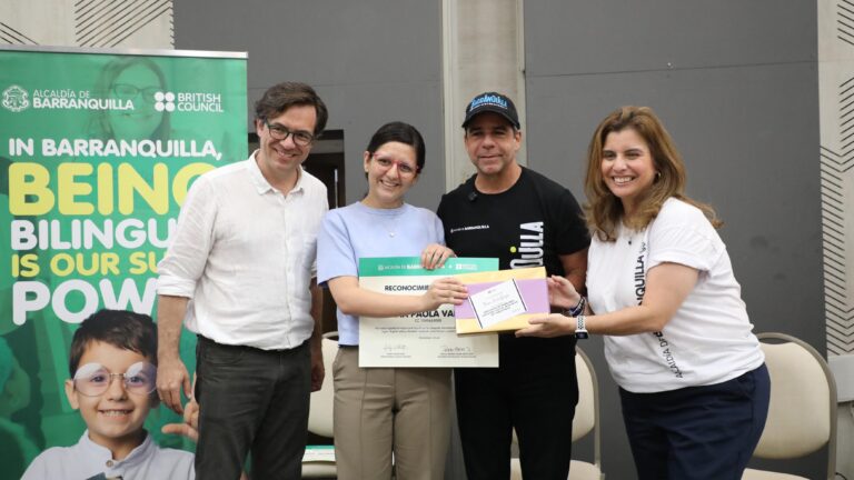 Alcalde Char, Paola Amar junto a docente graduado en inglés.