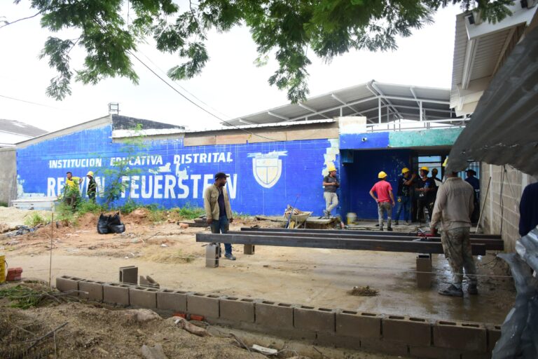 Grupo de trabajadores en la construcción del colegio Reuven Feuerstein.