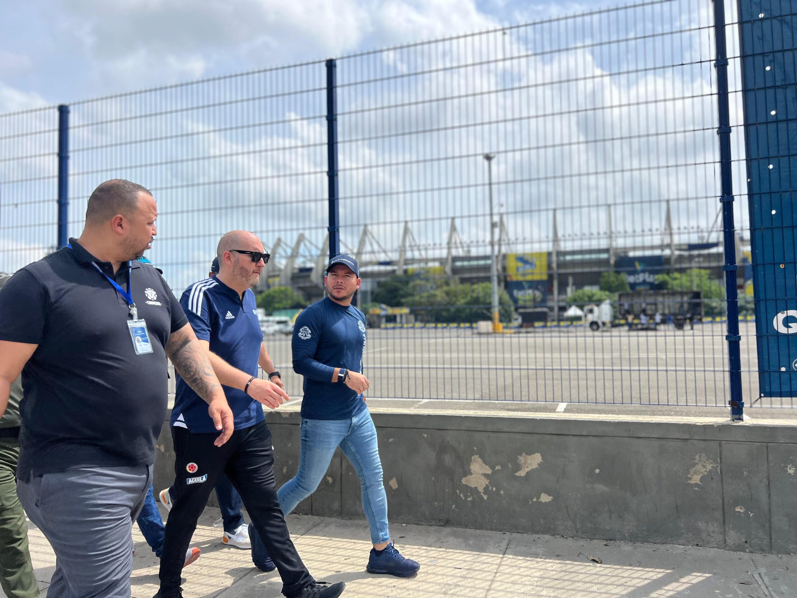 Nelson Patrón junto a representantes de Conmebol en inspección a estadio.