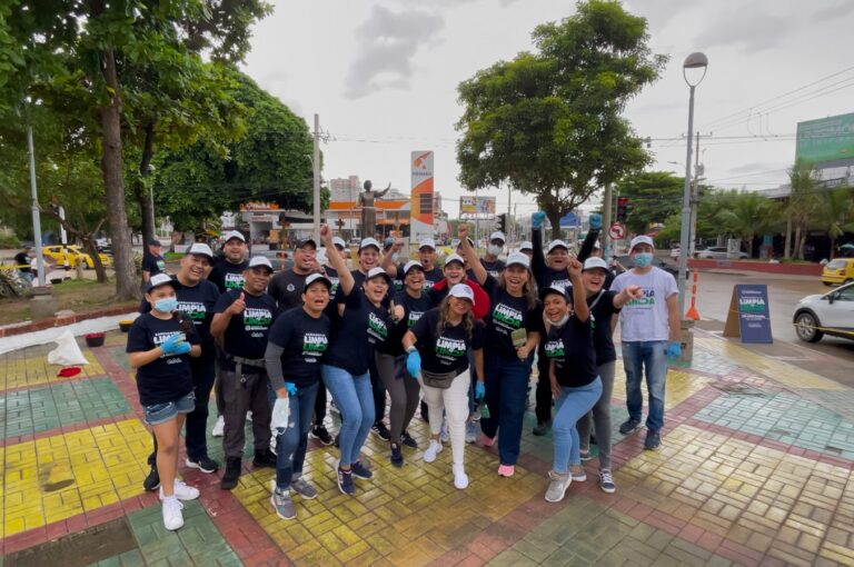 Grupo de voluntarios posando en la plaza de Esthercita Forero.