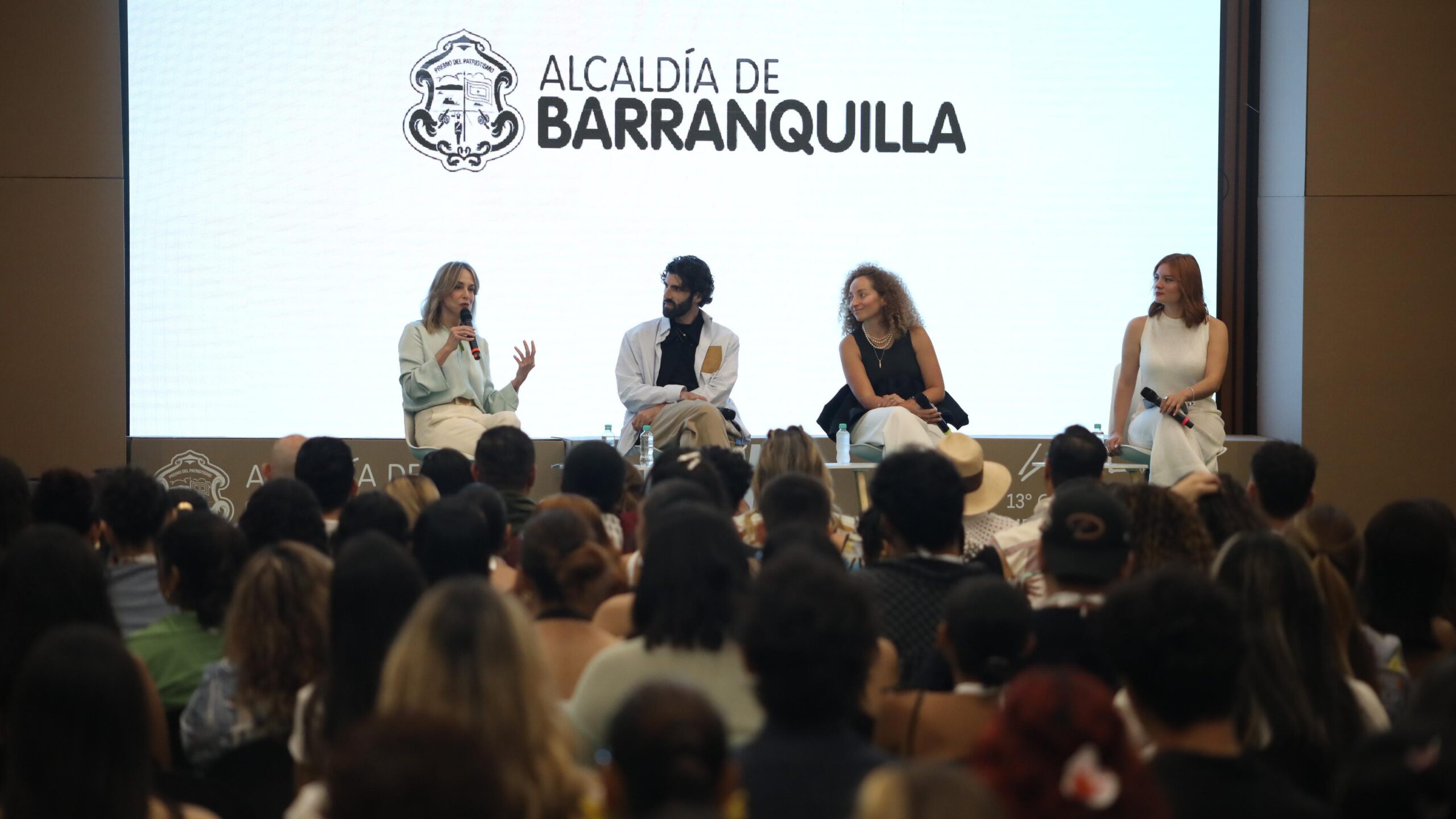 Silvia Tcherassi dirigiéndose al público en el congreso Ixel Moda.