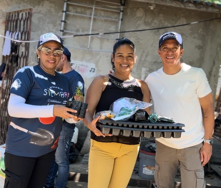 Funcionarios entregan a beneficiarios kits para siembra de frutas, verduras y aromáticas.