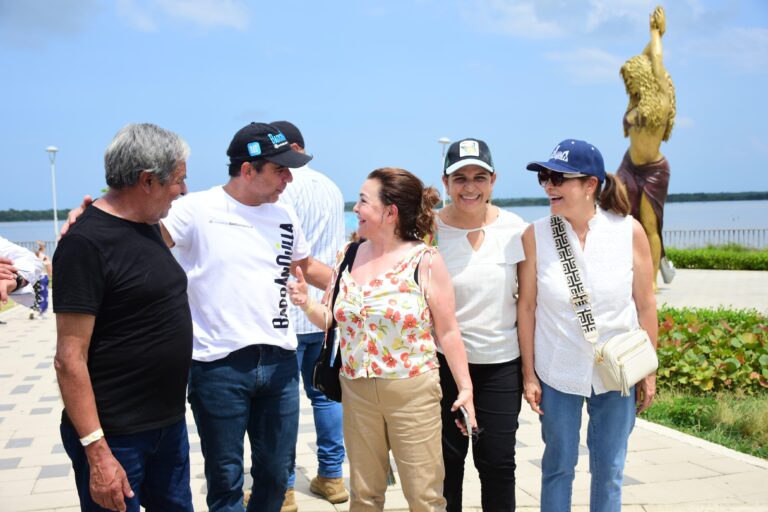 Alcalde Char y grupo de personas caminan do por el Malecón del Río.