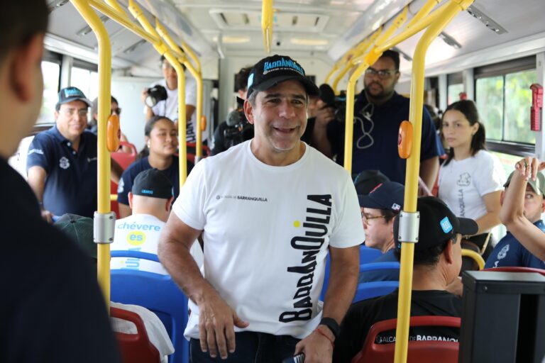 Desde un bus, el alcalde Char presenta la ruta turística de Barranquilla.