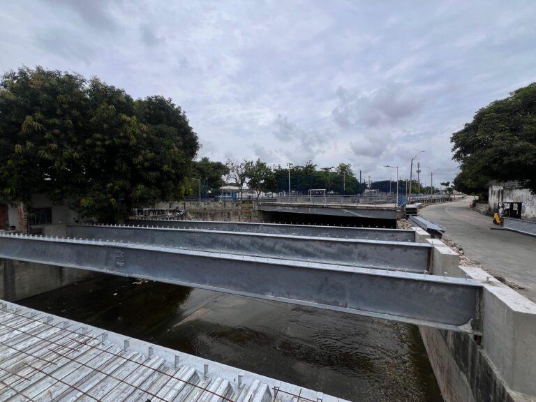 Vigas instaladas en obras del Malecón del Sur.