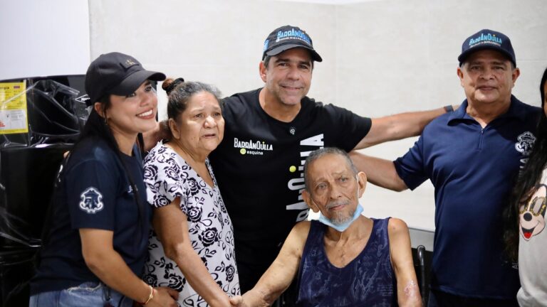 Alcalde Char, Rafael Lafont, junto a beneficiarios del programa de Mejoramiento de Vivienda.