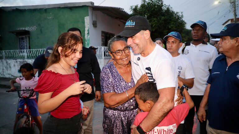 Alcalde Char abrazando a familia beneficiada de mejoramiento de vivienda.