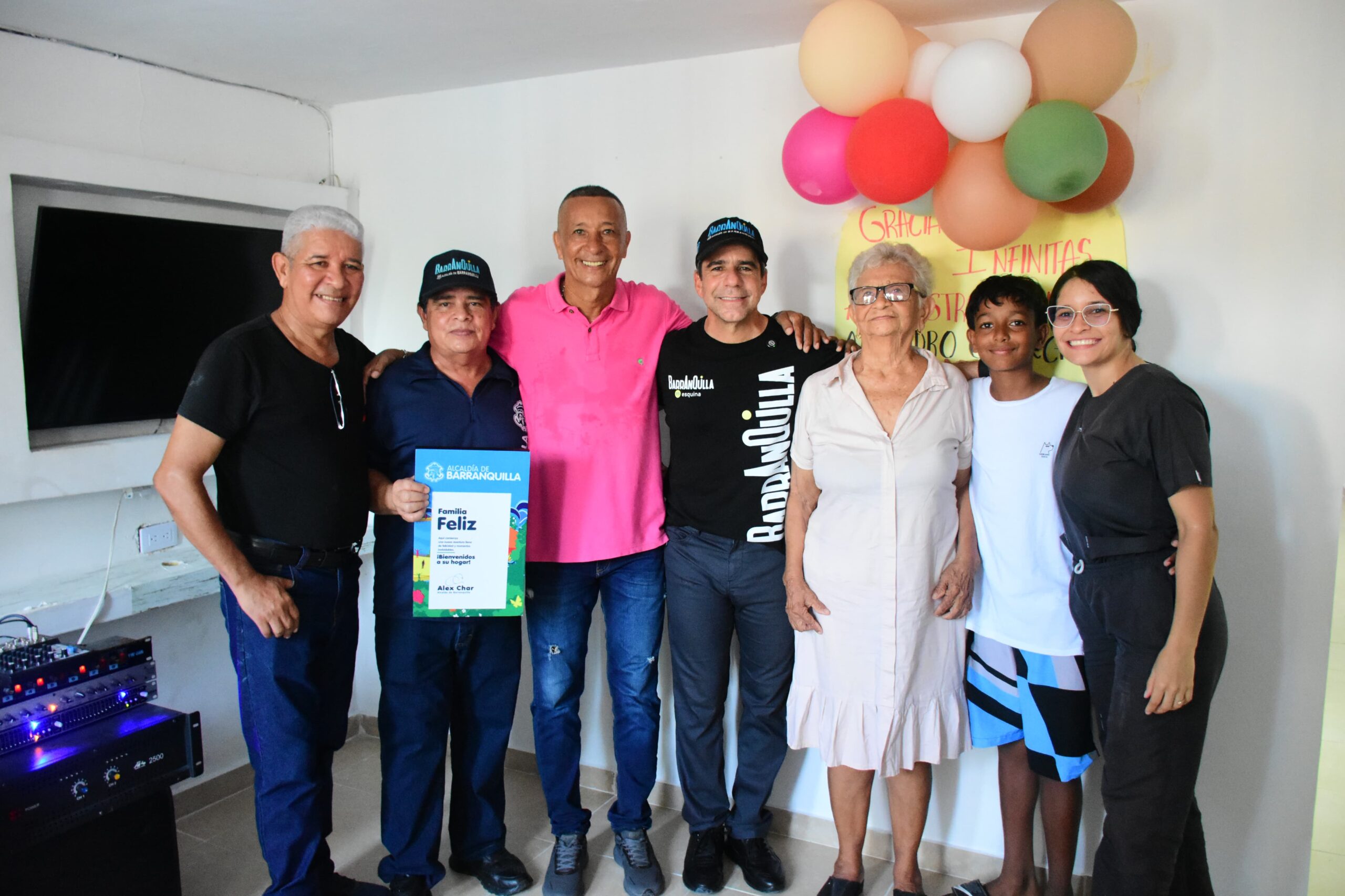 Alcalde Char, Rafael Lafond, junto a beneficiarios del programa de Mejoramiento de Viviendas.